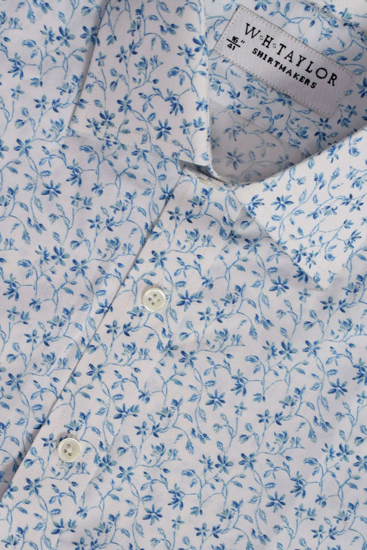 Kleines blaues Herren-Maßhemd mit Blumenmuster